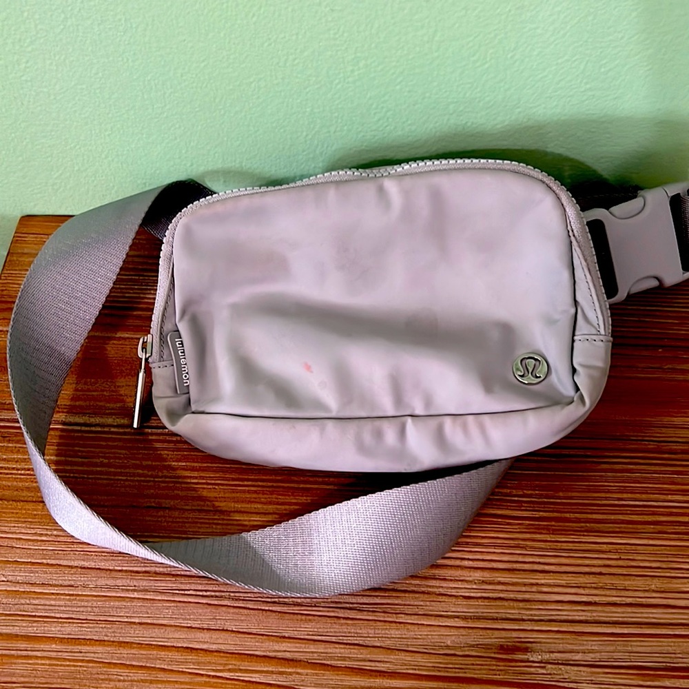 selling this lululemon belt bag.